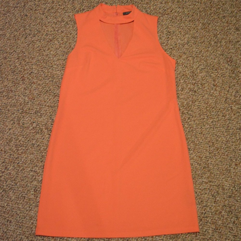 Medium coral/salmon sleeveless v-cutout neckline dress